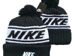 Czapka zimowa Nike Model 2023 Czarno-Biała